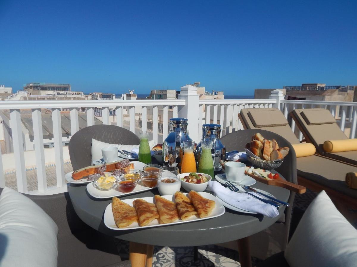 Suite Azur Hotel Essaouira Exterior photo Breakfast at the hotel