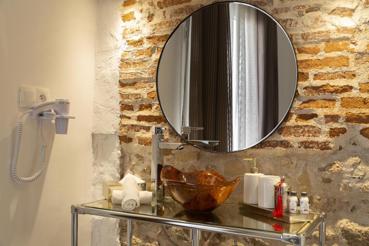 Suite Azur Hotel Essaouira Exterior photo A bathroom mirror